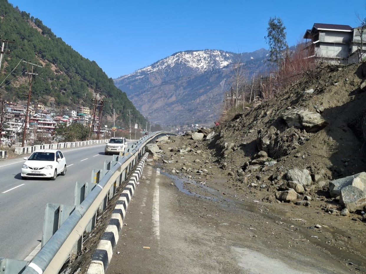 The situation on the four-lane road is worse than on the double-lane road.