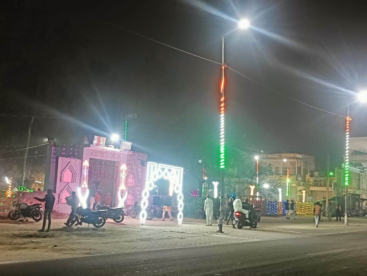 करेंगी रोड के कब्रिस्तान पर की गई सजावट। संवाद