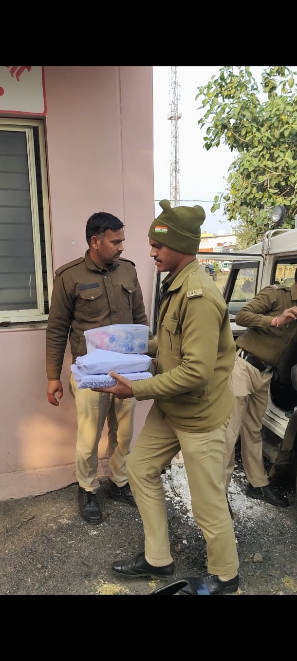 कार्रवाई के दौरान पुलिस कार्रवाई करते हुए।