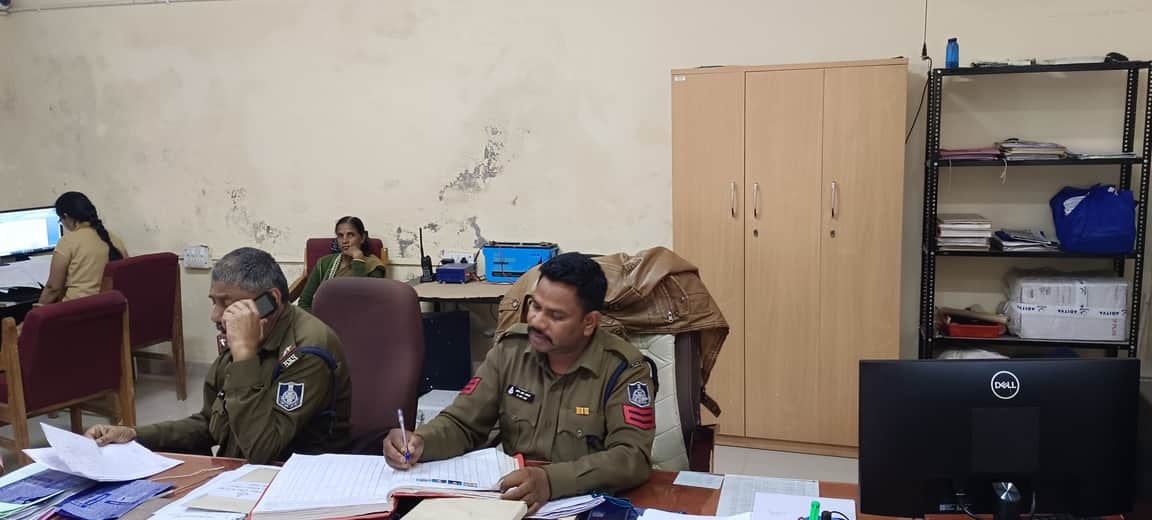 कार्यवाही करते हुए पुलिस