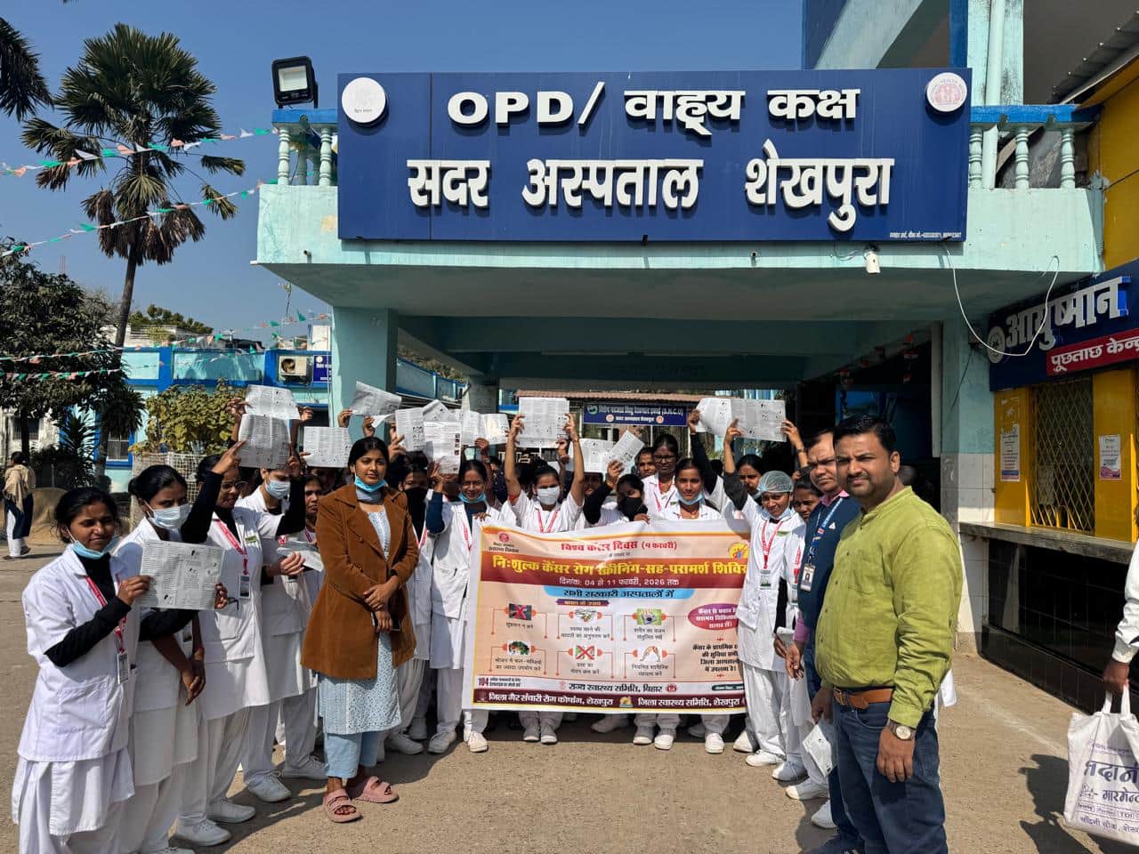 कैंसर का जांच करते स्वास्थ्य कर्मी