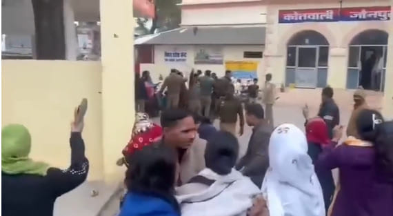 Women clashed in front of the police in the police station, shoes, slippers and sticks were used.