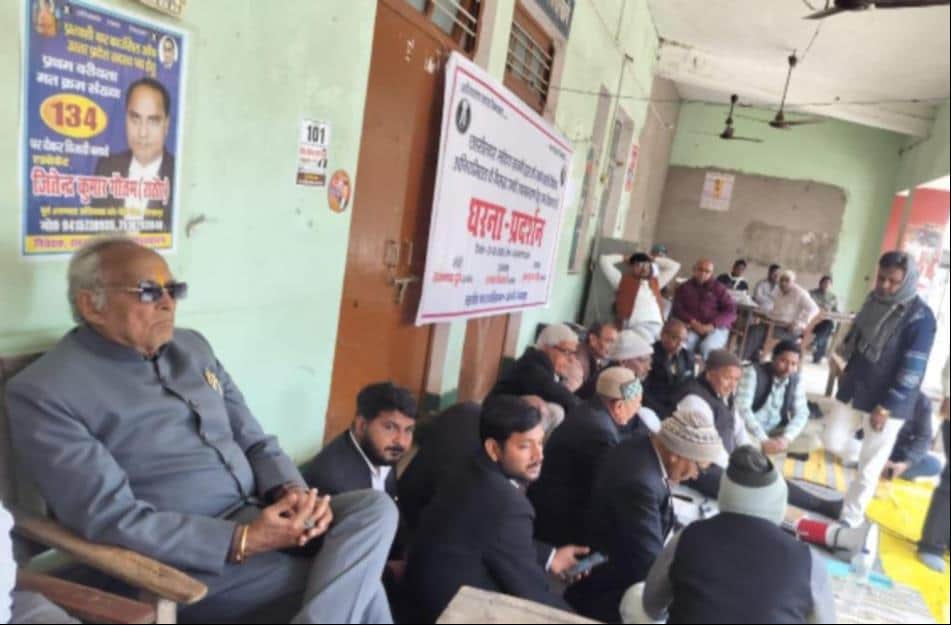 खजनी तहसील में धरने पर बैठे अधिवक्ता।