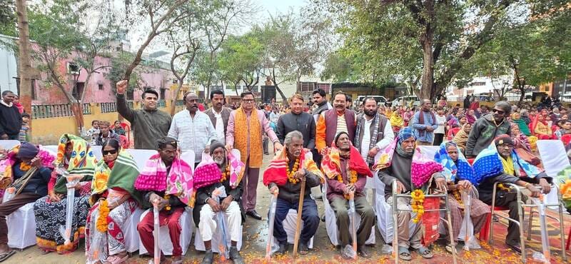 The faces of the disabled blossomed after receiving wheelchairs.