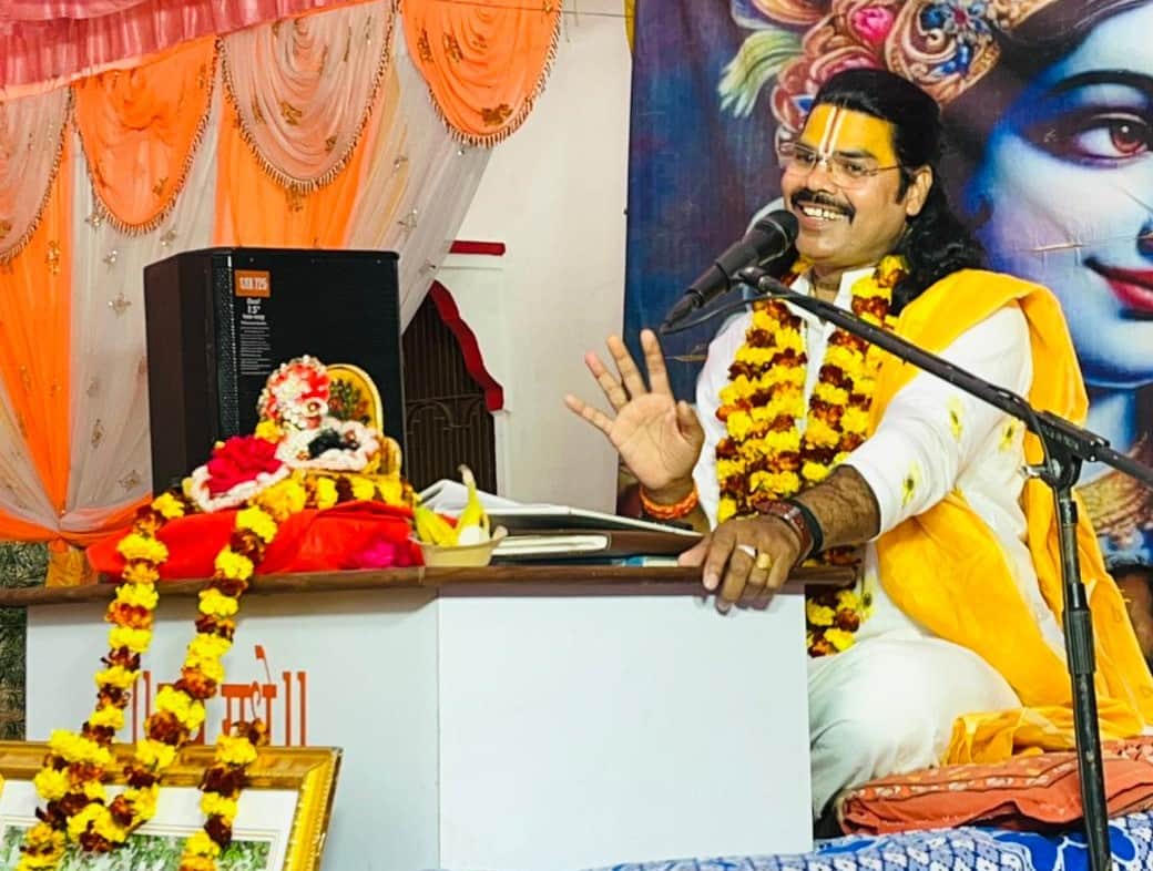 मतेथू में श्रीराम कथा सुनाते राजेश भारद्वाज जी महाराज। स्रोत आयोजक