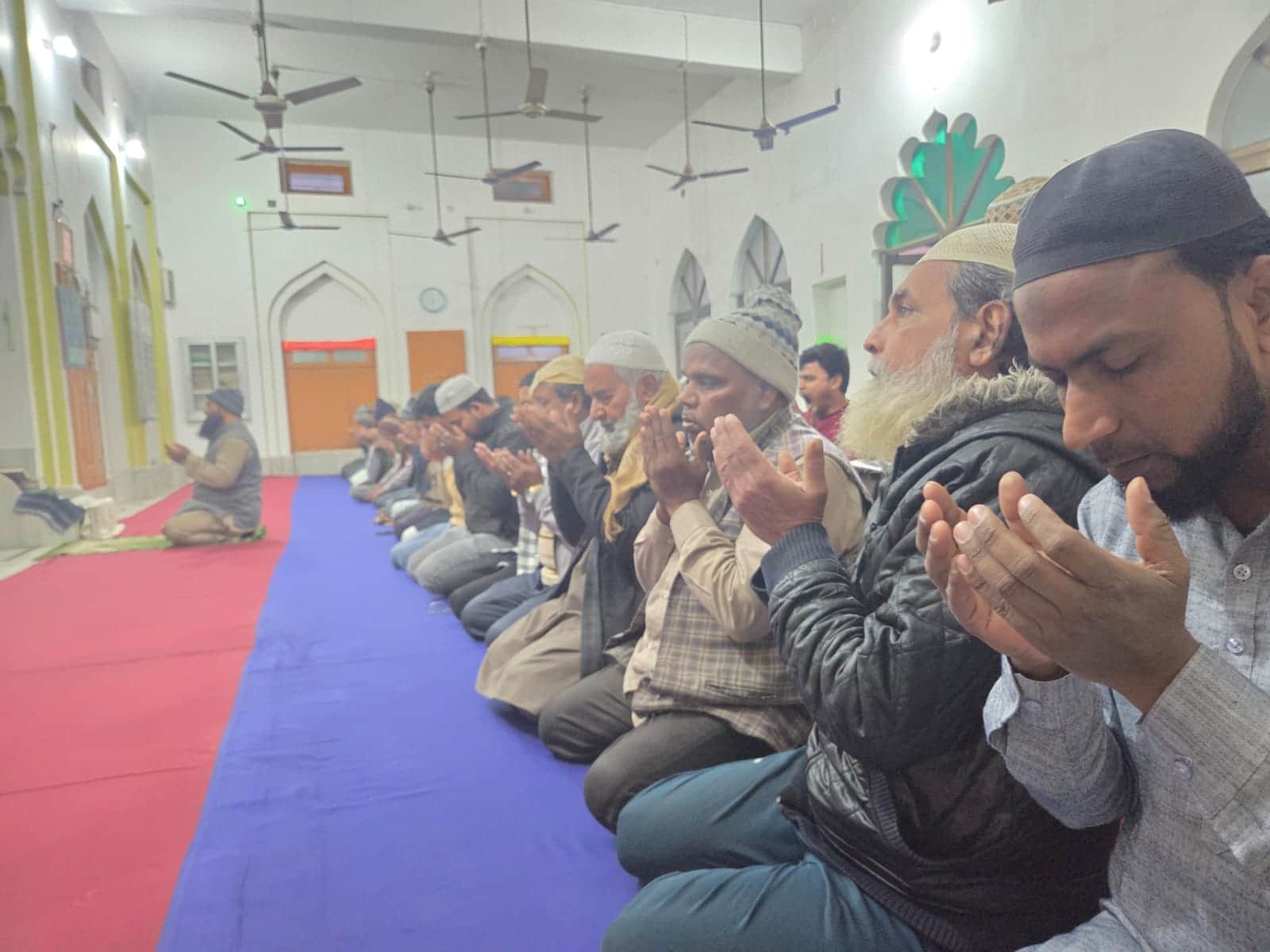 मदनी मस्जिद सेमरियावां में मगरिब की नमाज के बाद मगफिरत की दुआ करते लोग-संवाद