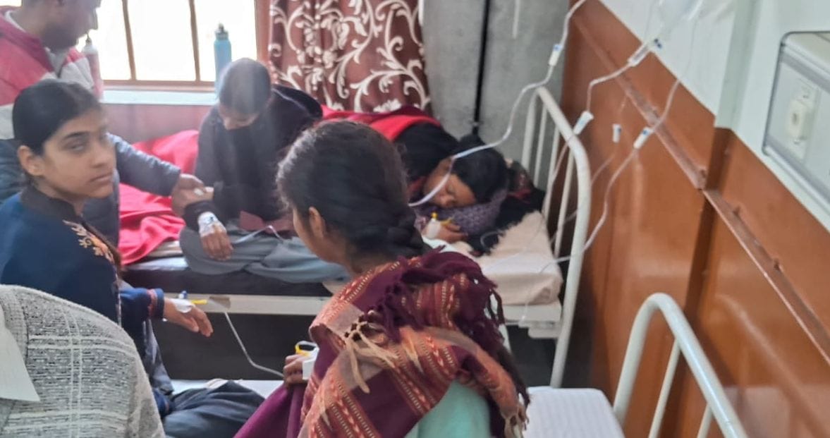 Two patients are admitted on one bed in Jogindernagar hospital.