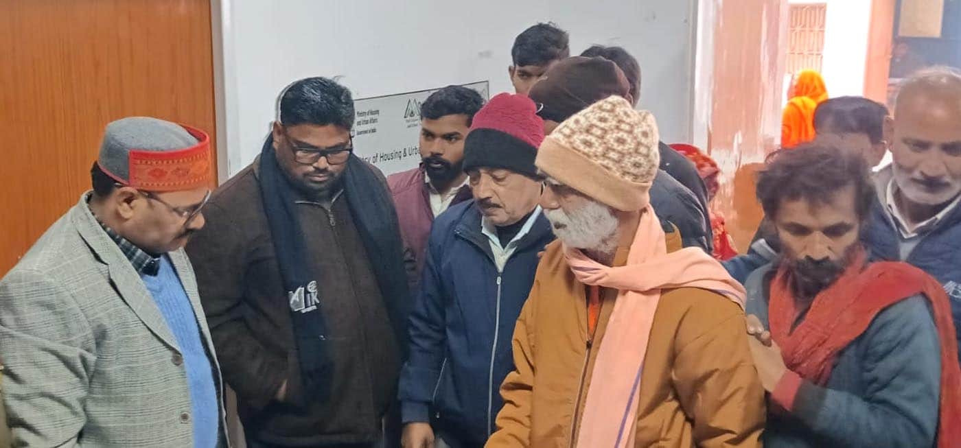 नायब तहसीलदार से एसआईआर में खामियों की शिकायत करते कांग्रेस कार्यकर्ता। स्रोत: स्वयं