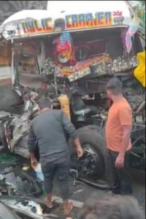 A dumper truck and a trailer collided, and the driver's leg was severed.