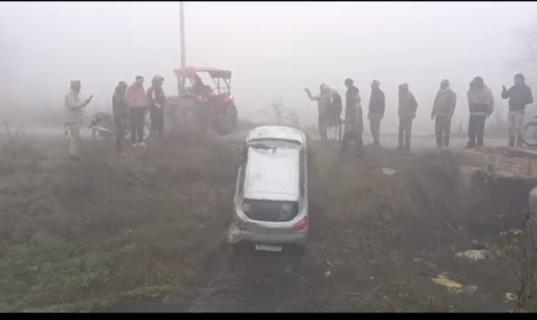 The bridge lacks a retaining wall, and a car falls into a canal due to fog