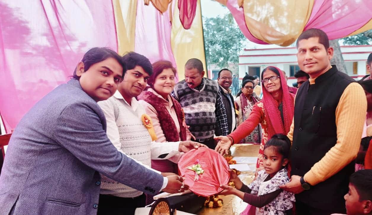 पौली बीआरसी हमारा आंगन-हमारे बच्चे उत्सव के तहत बच्चे को पुरस्कृत किया-संवाद