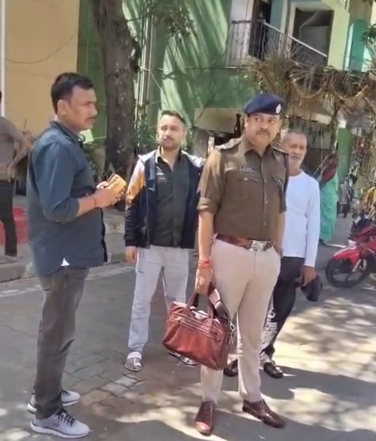 Bihar News: कुख्यात बाप-बेटा गिरोह का अंत, चार लाख का इनामी मनोज बेंगलुरु से गिरफ्तार; कोर्ट में किया पेश