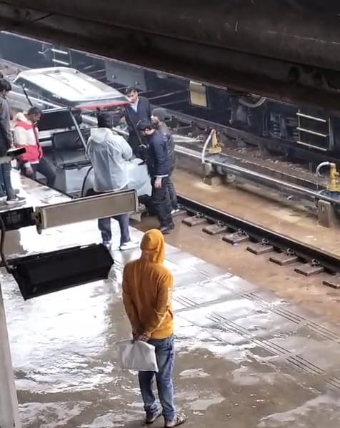 A cart fell from the platform onto the tracks at Charbagh railway station.