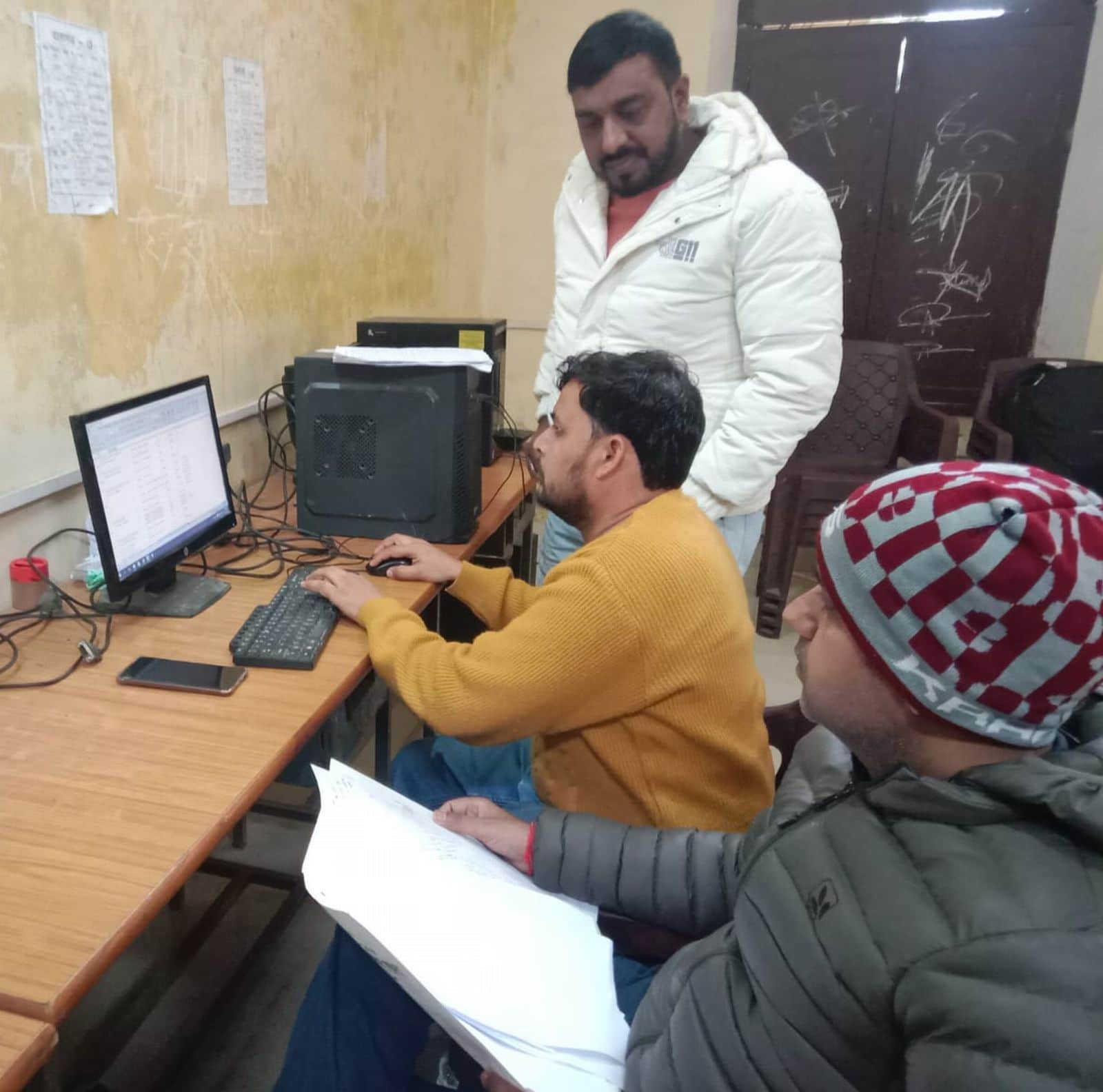 राजकीय इंटर कॉलेज में बने मॉनिटरिंग कक्ष में काम करते कर्मचारी। संवाद