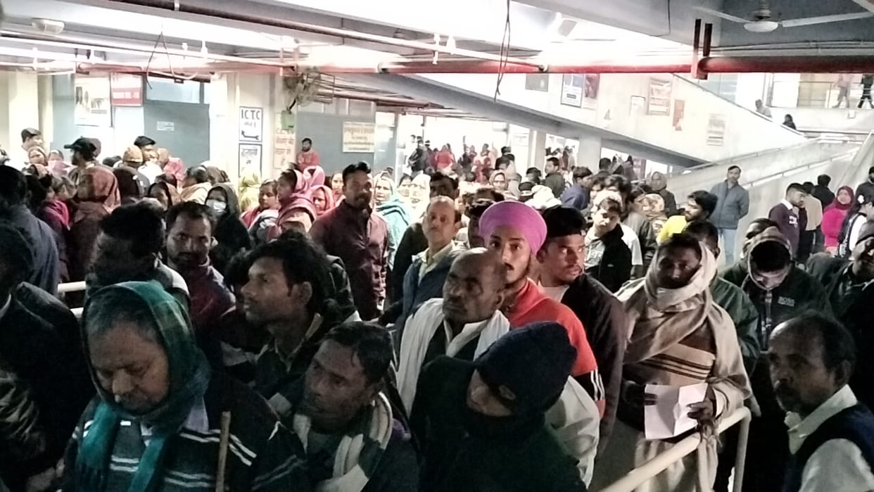 The responsibility of preparing 1500 prescriptions at five counters...patients are facing difficulties.