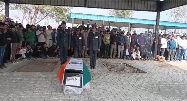 रेवाड़ी। गांव जड़थल में राजकीय सम्मान के साथ अंतिम संस्कार करते हुए सेना के जवान। स्रोत: ग्रामी