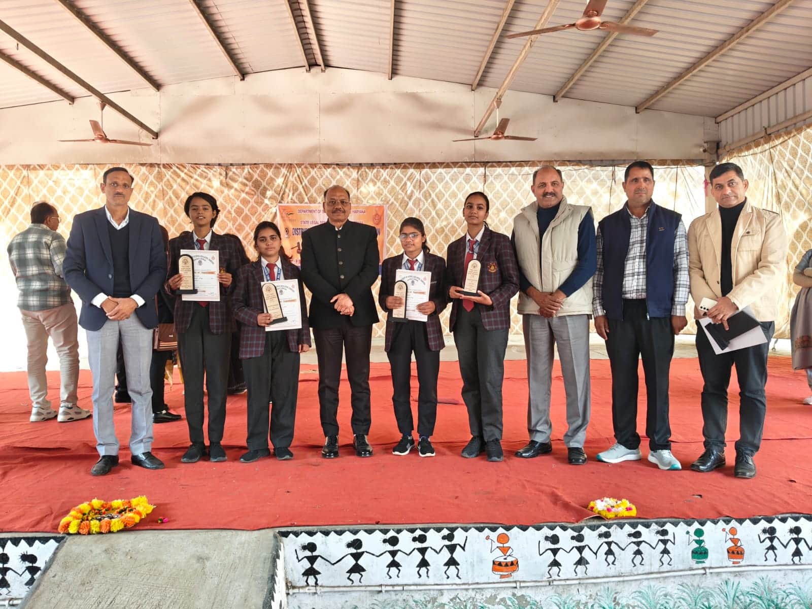 रेवाड़ी। जिला स्तरीय कानूनी साक्षरता कार्यक्रम में छात्र एवं छात्राओं को सम्मानित करते हुए जिला