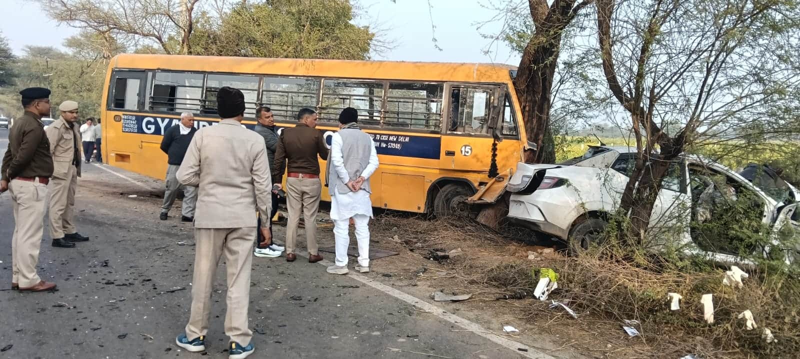 रेवाड़ी। शाहजहांपुर रोड पर हादसे के बाद पहुंचे पुलिस अधिकारी। स्रोत: ग्रामीण