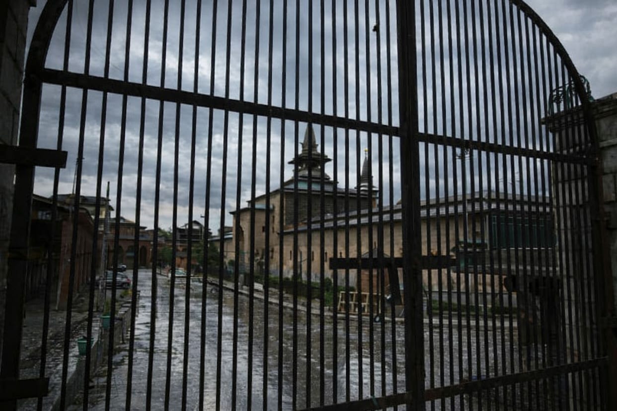Srinagar, Mirwaiz Dr. Umar Farooq, Allegation at Police, Closed Jama Masjid