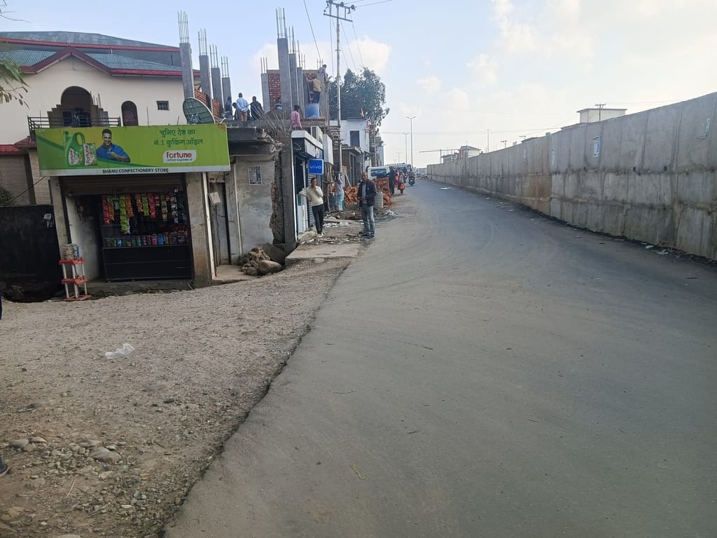 Four lanes block the way to schools, students and teachers suffer