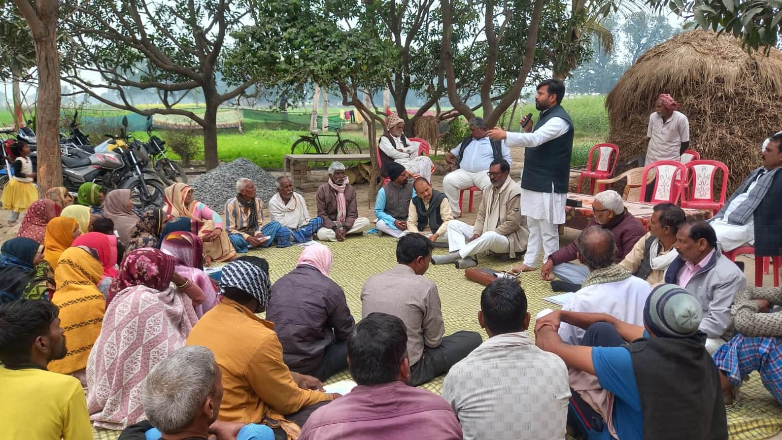 तिउरी में कांग्रेस की चौपाल में जुटे लोग। स्रोत संगठन