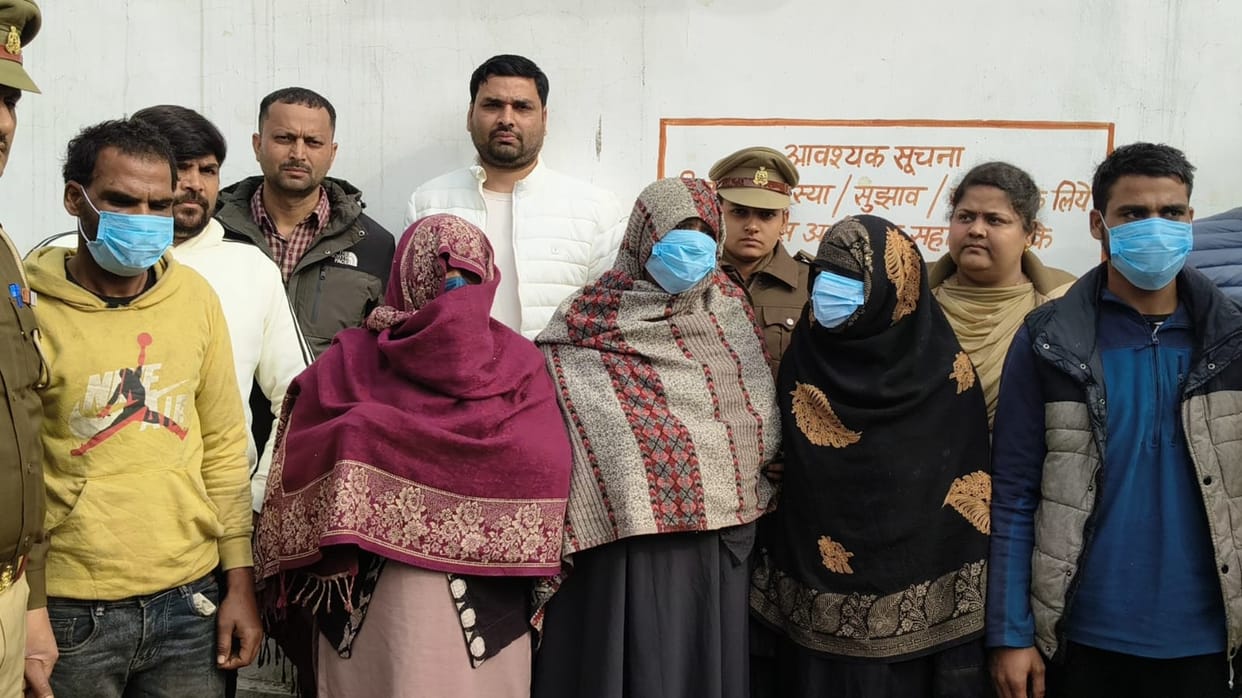 A gang was formed with the help of mother, brother and sister-in-law and they stole crores of rupees.