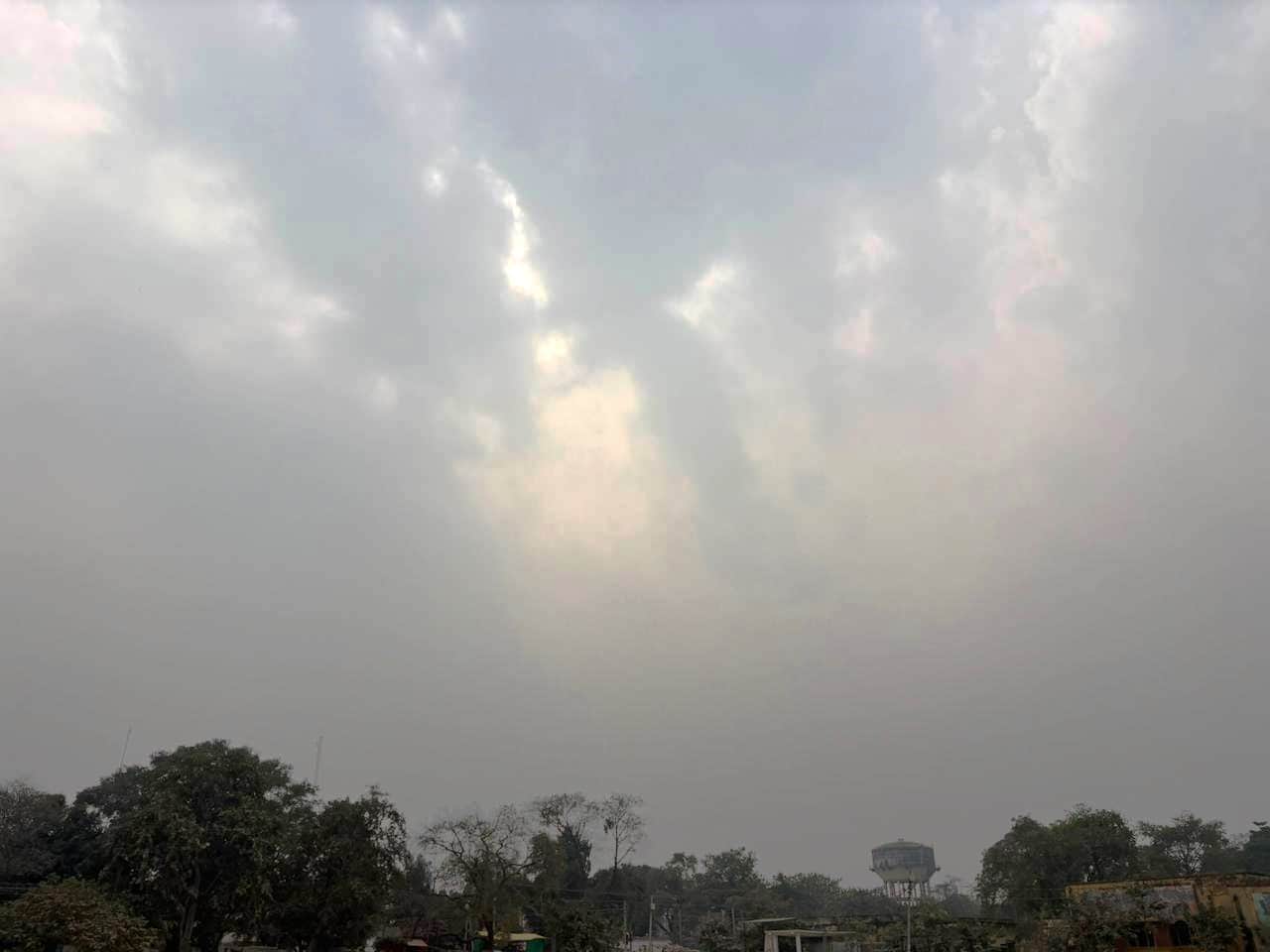 दोपहर के समय आसमान में छाए बादल। संवाद