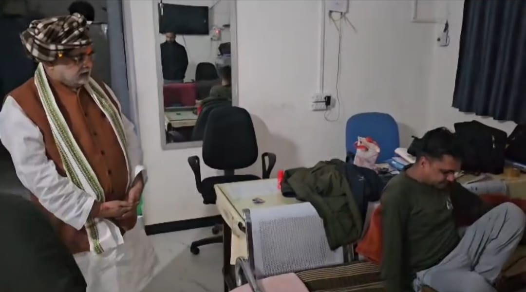 Vidisha News: Sironj MLA conducts surprise inspection of Anandpur police station late at night.