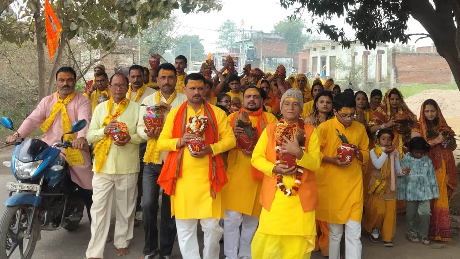 धनापुर दक्षिणी में निकली कलश यात्रा में शामिल श्रद्धालु। संवाद