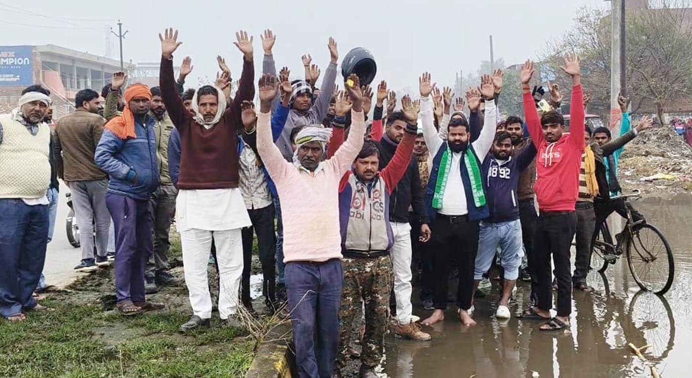 उझानी में प्रदर्शन करते भाकियू कार्यकर्ता। स्रोत: स्वयं