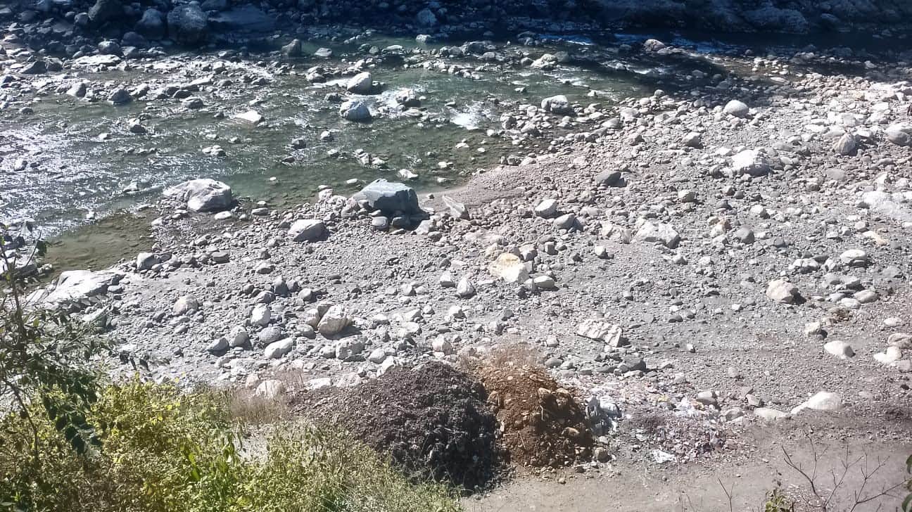 उत्तरकाशी बड़ेथी के पास भागीरथी नदी के किनारे डाला गया कूड़ा का मलबा। संवाद