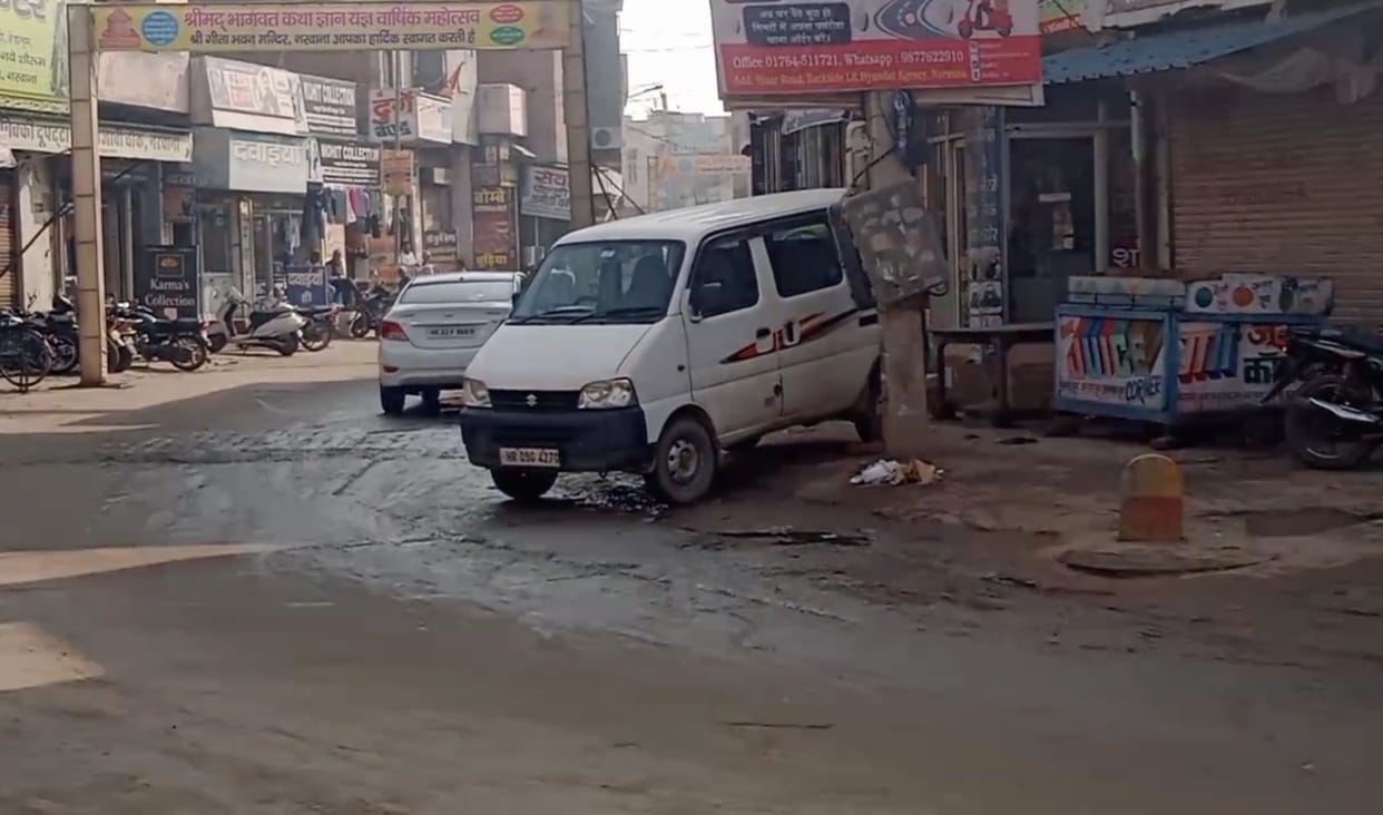Gas leak in a CNG vehicle at Punjabi Chowk, major accident averted.