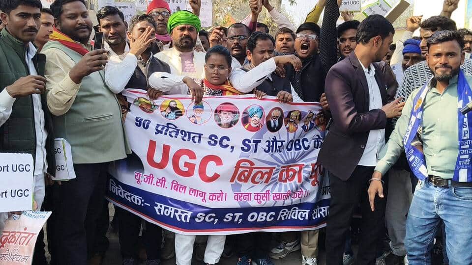 05 सीकेटीपी-05-पटेल तिराहे के पास प्रदर्शन करते संगठन के लोग। संवाद