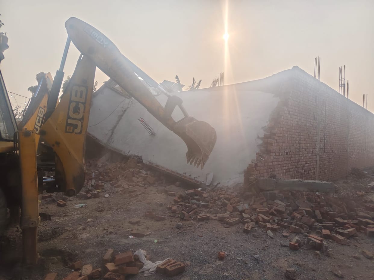 Unauthorized gates removed in Ansal and illegal constructions demolished in four colonies