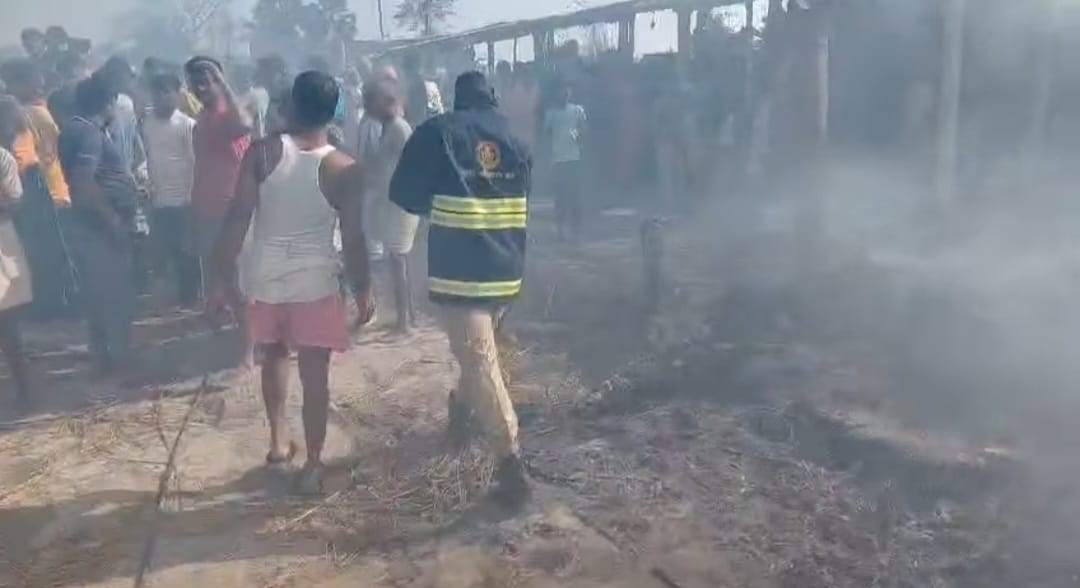 devastating fire destroys 12 houses saghanpura village fire department control
