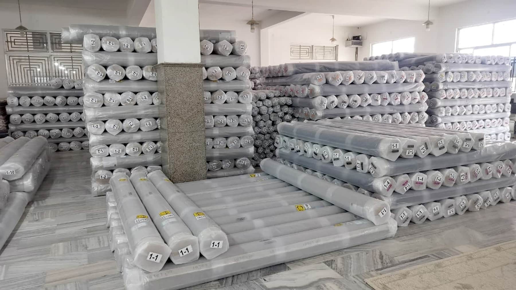 भदोही नगर के एक कालीन कंपनी में डंप तैयार कालीन। स्रोत-संवाद