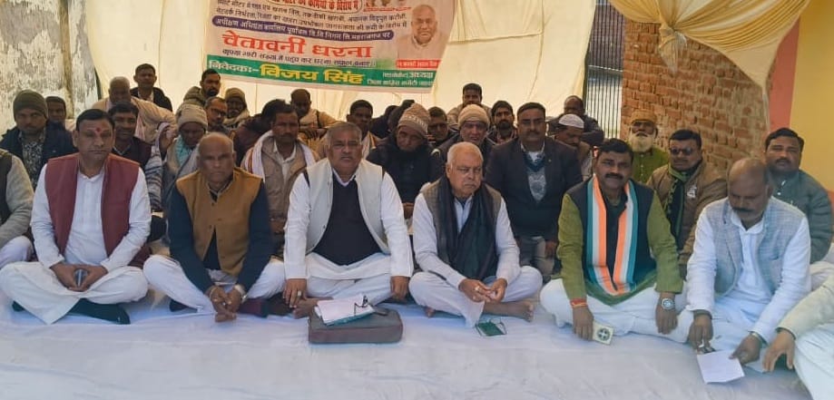 Congress staged a sit-in protest over the flaws in smart meters, warning of agitation.