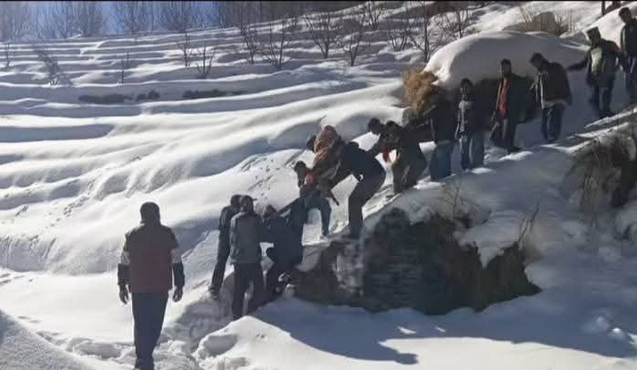 Snow blocked the road, heroes carried the patient to the hospital on a chair.