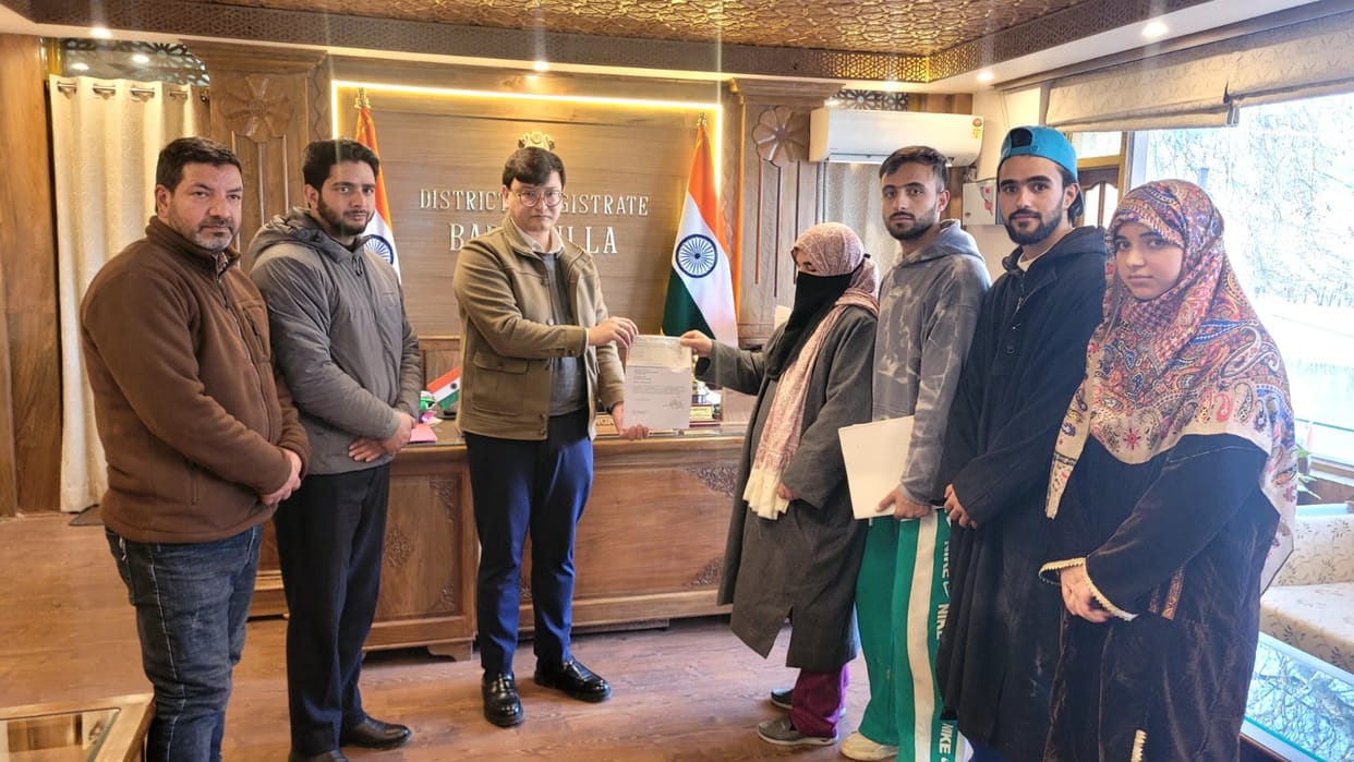 Srinagar, DC Minga Sherpa, Distribute Compensation Cheques, Road Accidents Victims