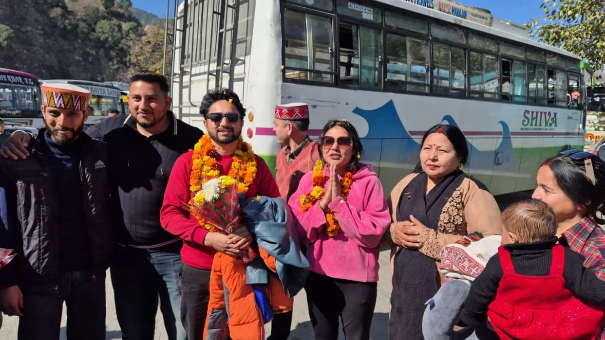Jitendra and Ritika, who were part of Himachal's tableau, were welcomed with flowers.