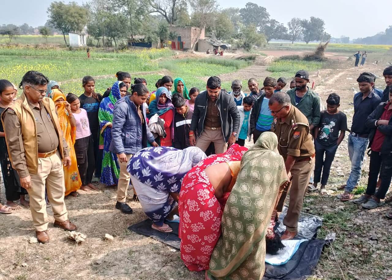 चौरी के डीह कोइरान के पास महिला की मौत के बाद जुटी भीड़ और शव को ढंकती ग्रामीण महिलाएं। स्रोत: 