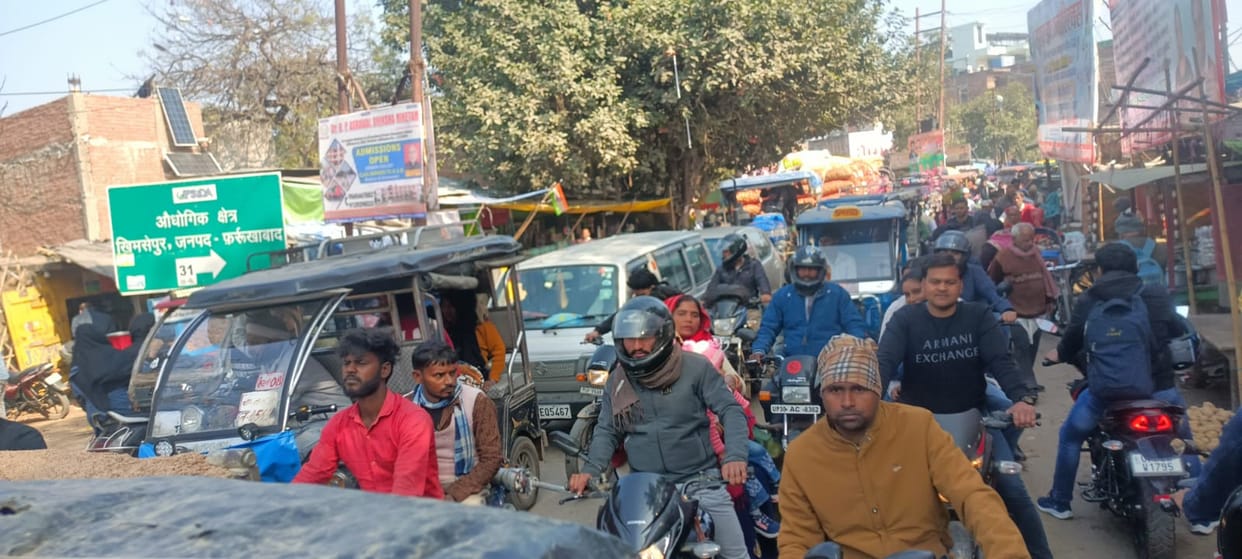 Vehicles entered the Qadri Gate intersection haphazardly, causing a two-hour traffic jam.
