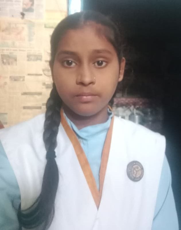 A girl student on her bicycle to take an exam was hit by a car and died.