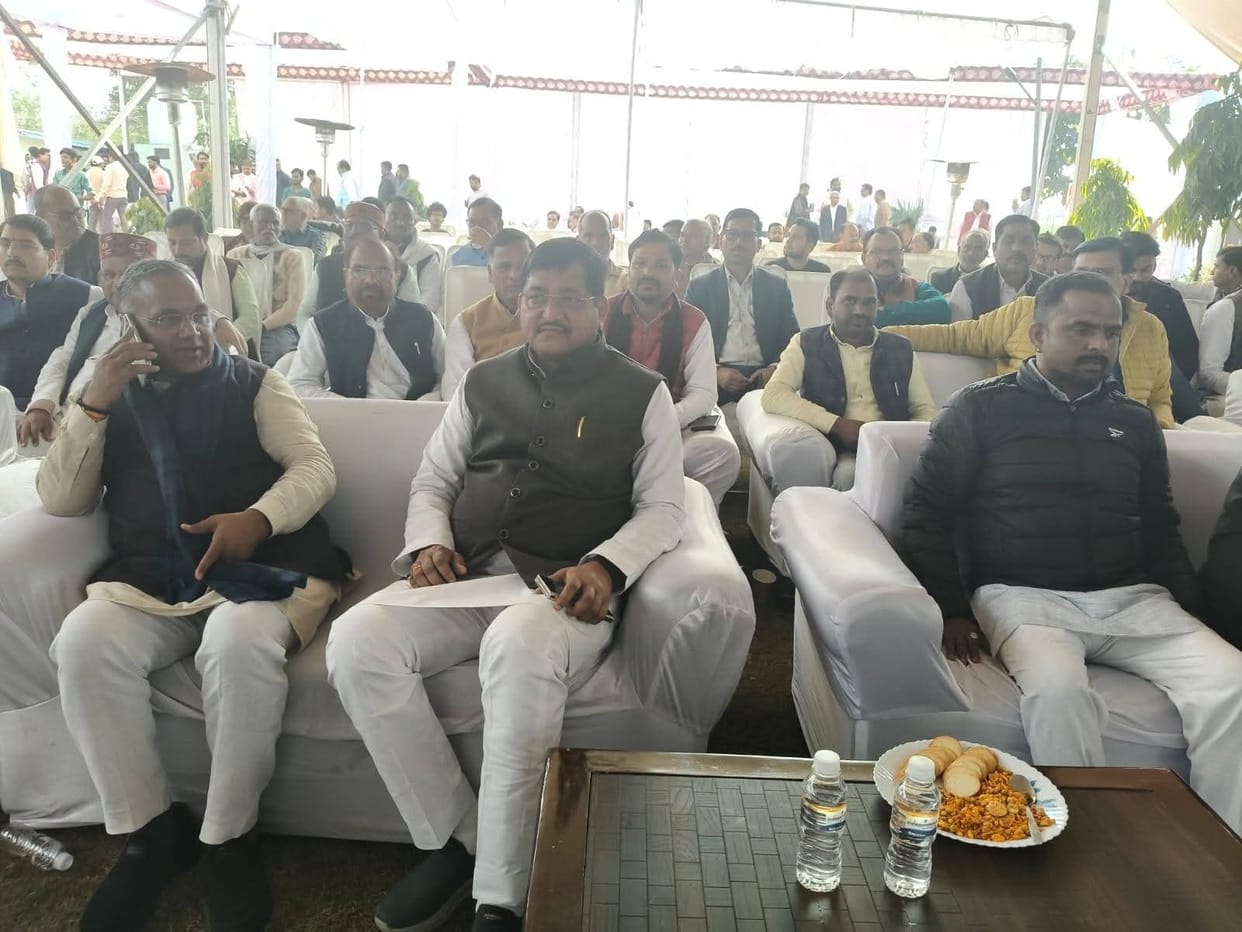 State president arrives to pay tribute to the mother of PM's personal secretary