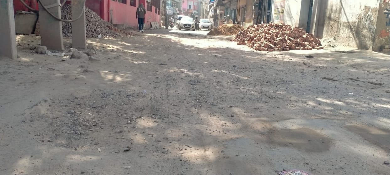 More than 150 potholes on a 1.5 km stretch of road, disrupting traffic.