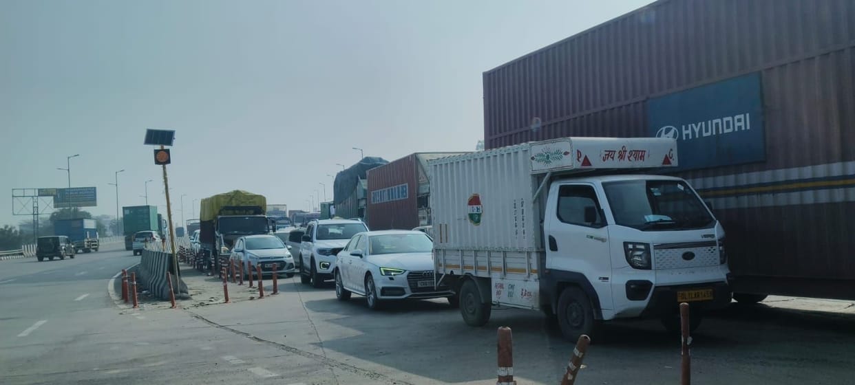 Road repairs cause traffic jam on GT Road