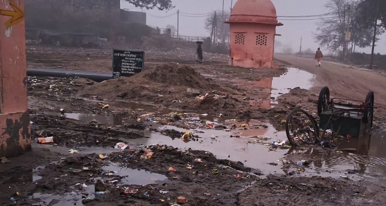 Waterlogging and dirt on Lahara Road, pedestrians are troubled