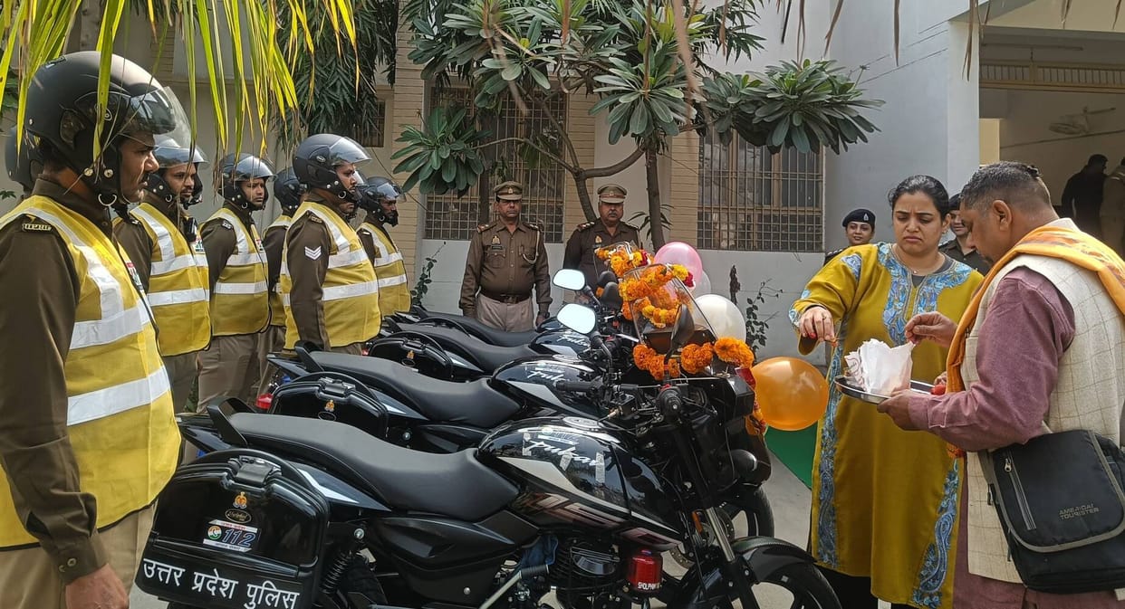 The SP flagged off 5 police vehicles.