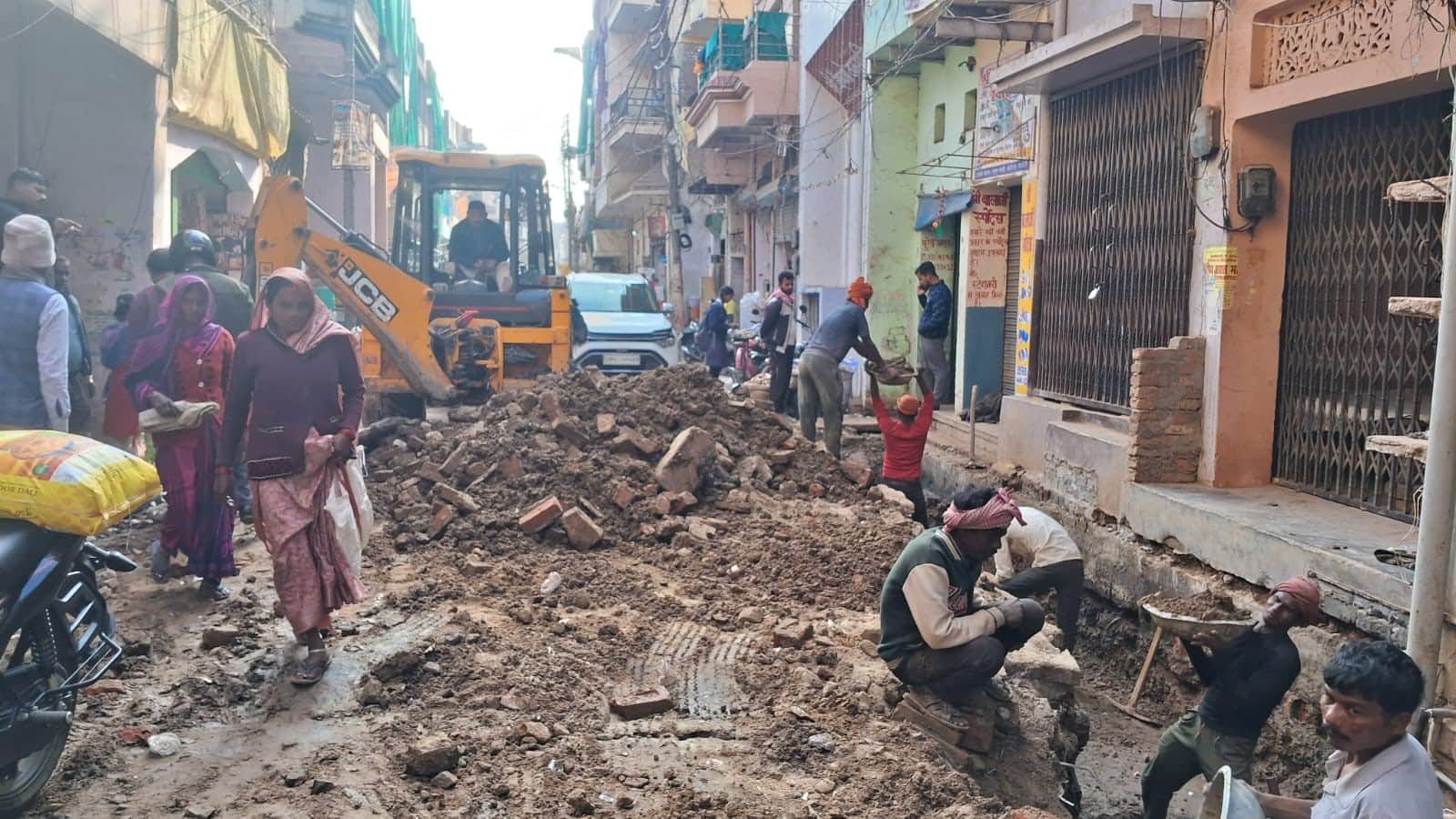 गोपीगंज नगर के गल्ला मंडी में हो रहा नाली निर्माण। संवाद