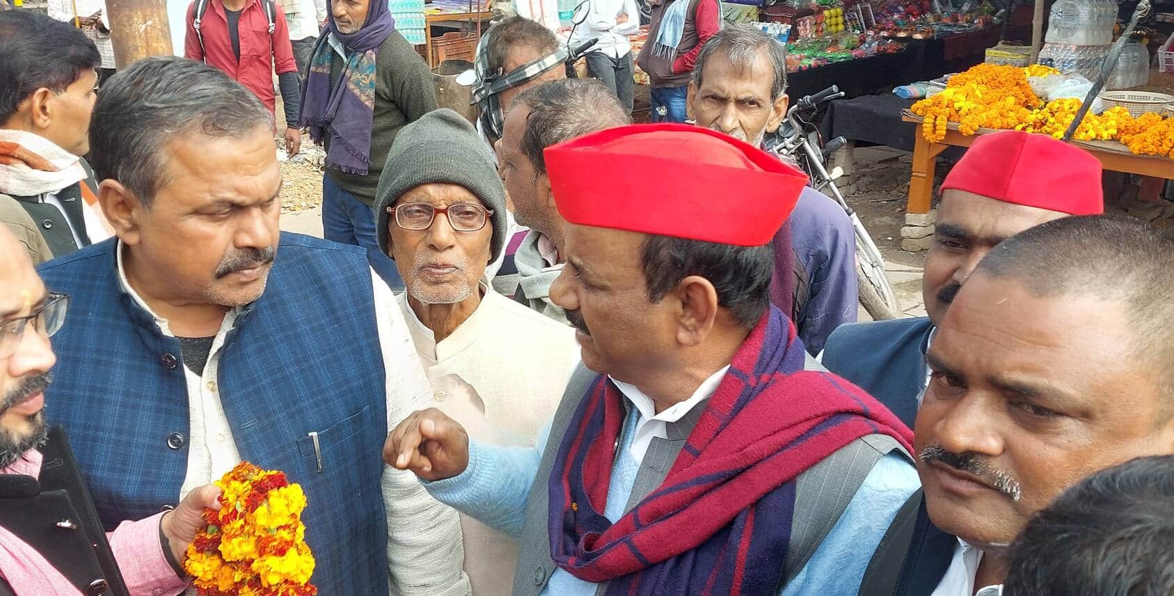 गोपीगंज तिराहे पर सपा प्रदेश अध्यक्ष श्यामलाल पाल का स्वागत करते पदाधिकारी। स्रोत सपा